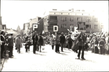 [Pracownicy Powiatowego Domu Kultury w Mrągowie w pochodzie pierwszomajowym. 3]