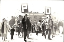 [Pracownicy Powiatowego Domu Kultury w Mrągowie w pochodzie pierwszomajowym. 4]