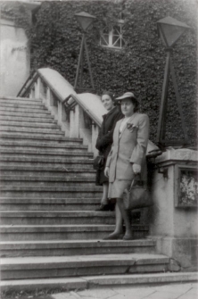 [Na schodach Teatru im. Stefana Jaracza w Olsztynie. 4]