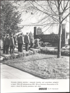 [Złożenie wieńców pod pomnikiem poległych w latach 1945-1949 funkcjonariuszy MO i SB]