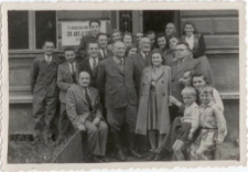 [Pracownicy przed biurem Pełnomocnika Akcji Siewnej w Olsztynie]