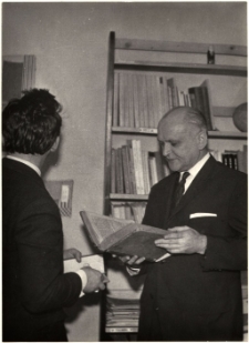 [Alfred Szklarski w izbie regionalnej Powiatowej i Miejskiej Bibliotece Publicznej w Mrągowie]