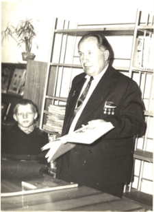 [Spotkanie autorskie z Karolem Małłkiem w Powiatowej i Miejskiej Bibliotece Publicznej w Mrągowie 1965]