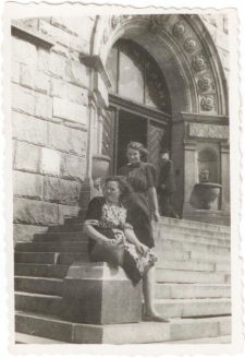 [Na schodach olsztyńskiego ratusza]