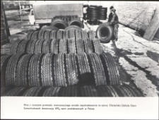 [Na placu magazynowym Olsztyńskich Zakładów Opon Samochodowych]