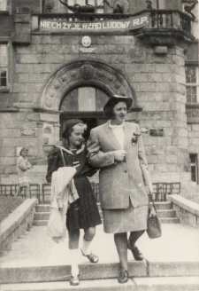 [Przed ratuszem w Olsztynie. 1]