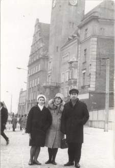 [Przed ratuszem w Olsztynie. 2]