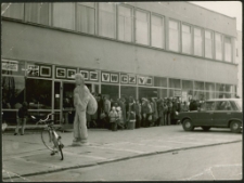 [Kolejka przed sklepem PSS "Społem" w Mrągowie]