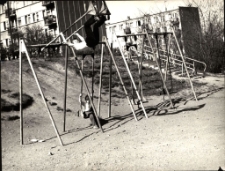 [Huśtawki na osiedlu Brzozowym w Mrągowie]