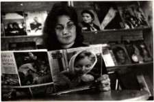 [Halina Snopkiewicz w bibliotece w Mrągowie]