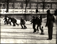 [Dzieci na lodowisku]