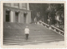 [Jan Sternik na schodach Teatru im. Stefana Jaracza w Olsztynie]