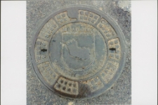 [Ozdobna pokrywa studzienki kanalizacyjnej]