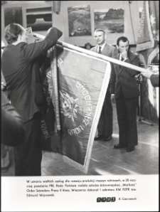 [Wręczenie Orderu Sztandaru Pracy załodze dobromiejskiej "Warfamy"]