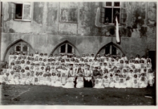 [Grupa dziewcząt przystępujących do Pierwszej Komunii Świętej w parafii Najświętszego Zbawiciela i Wszystkich Świętych w Dobrym Mieście. 1]