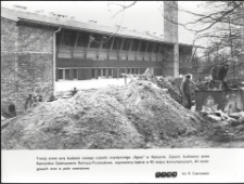 [Na budowie zajazdu "Agros" w Kętrzynie]