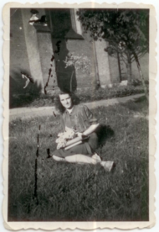 [Irena Szwajkowska przed kościołem Najświętszego Serca Pana Jezusa we Olsztynie]