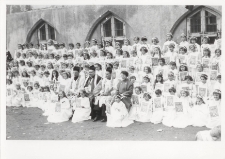 [Grupa dziewcząt przystępujących do Pierwszej Komunii Świętej w parafii Najświętszego Zbawiciela i Wszystkich Świętych w Dobrym Mieście. 2]