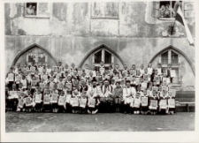 [Grupa chłopców przystępujących do Pierwszej Komunii Świętej w parafii Najświętszego Zbawiciela i Wszystkich Świętych w Dobrym Mieście. 1]