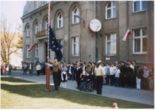 [Wciągnięcie na maszt flagi Unii Europejskiej w Mrągowie 2004. 2]