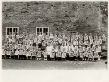 [Grupa chłopców przystępujących do Pierwszej Komunii Świętej w parafii Najświętszego Zbawiciela i Wszystkich Świętych w Dobrym Mieście. 2]