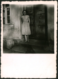 [Na schodach domu przy ul. Wolności 18]