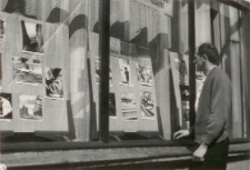 [Witryna Klubu Międzynarodowej Prasy i Książki przy. ul. A. Mickiewicza w Olsztynie]