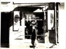 [Przed witryną sklepową]