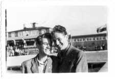 [Portret dwóch znajomych na olsztyńskiej plaży miejskiej nad jeziorem Ukiel]