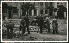 [Zrywanie bruku na Placu Mickiewicza w Działdowie. 2]