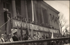 [Trybuna honorowa podczas pochodu pierwszomajowego. 3]