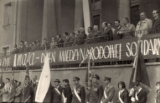 [Trybuna honorowa podczas pochodu pierwszomajowego. 2]