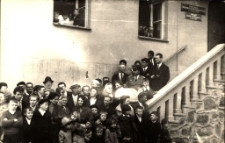 [Na schodach mrągowskiego ratusza. 1]