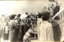 [Na schodach mrągowskiego ratusza. 2]