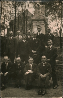 [Grupowe zdjęcie przed pomnikiem]