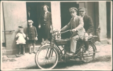 [J&oacute;zef Przybylski ze szwagrem na motorze w Pucku]