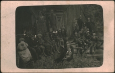 [Rodzina Przybylskich przed młynem w Skulsku]