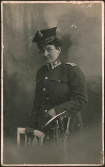 [Stefania Przybylska pozująca do patriotycznego zdjęcia]