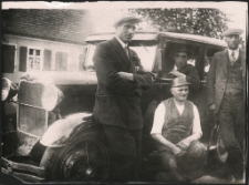 [Józef Przybylski przed swoim samochodem]