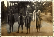 [Spacer z dziećmi. 1]