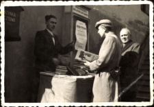 [Sprzedaż książęk na schodach mrągowskiego ratusza]