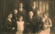 [Stefania i Józef Przybylscy z córką Krysią, Bolesław Przyjemski z zaprzyjaźnioną rodziną z dziećmi]