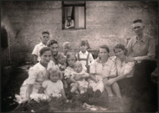 [Krystyna Przybylska w otoczeniu rodzin z okolicy Dłutowa]