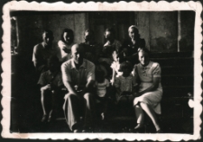 [Rodzina na schodach przed domem]