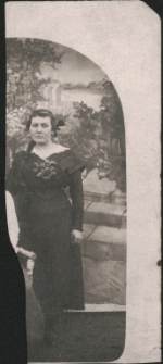 [Stefania Przyjemska w atelier zakładu fotograficznego]