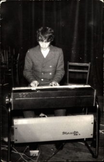 [Gra na instrumencie klawiszowym]