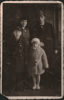 [Stefania i Józef Przybylscy z dziećmi]