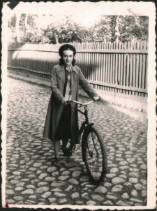 [Krystyna Przybylska z rowerem w Dłutowie]