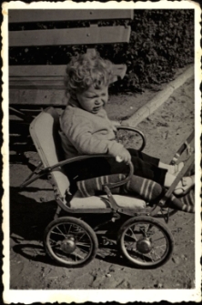 [Dziecko w wózku. 1]