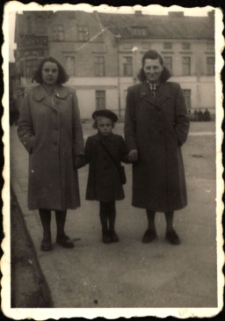 [Kobiety i dziecko. 1]